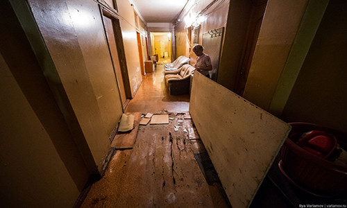 Lối hành lang trong tòa ký túc.