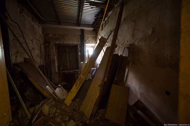 Một căn phòng đã hư hại hoàn toàn.