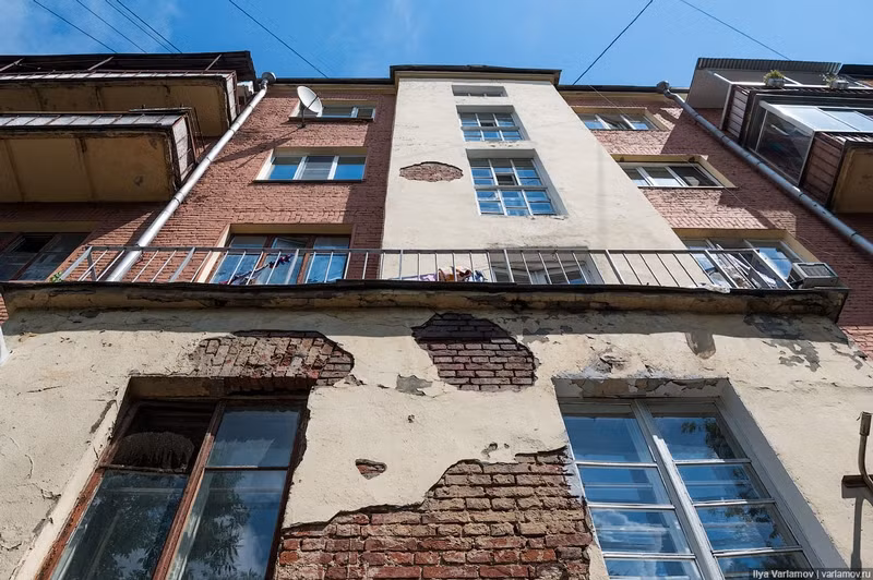 Một số công nhân nhập cư vẫn sống trong nhà ký túc đó suốt hàng chục năm qua. Tòa nhà đã xuống cấp trầm trọng qua thời gian.