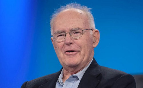 Gordon Moore, được biết đến là người đồng sáng lập Intel, hiện giờ tập trung hầu hết thời gian của ông để làm từ thiện. Ông cùng vợ đã thành lập quỹ Gordon &amp; Betty Moore. Số tiền ông đã quyên góp là 6,5 tỷ USD.