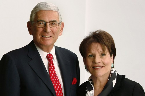 Doanh nhân Eli Broad là nhà sáng lập quỹ The Broad đã quyên góp 3,3 tỷ USD làm từ thiện. Quỹ Eli &amp; Edythe Broad Foundation và The Broad Art Foundation hướng tới mục tiêu cải thiện phúc lợi cộng đồng và sự tiến bộ trong doanh nghiệp.