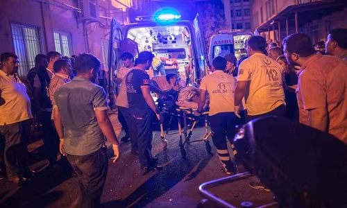 Các bác sĩ đang sơ cứu cho một nạn nhân trước khi đưa tới bệnh viện.