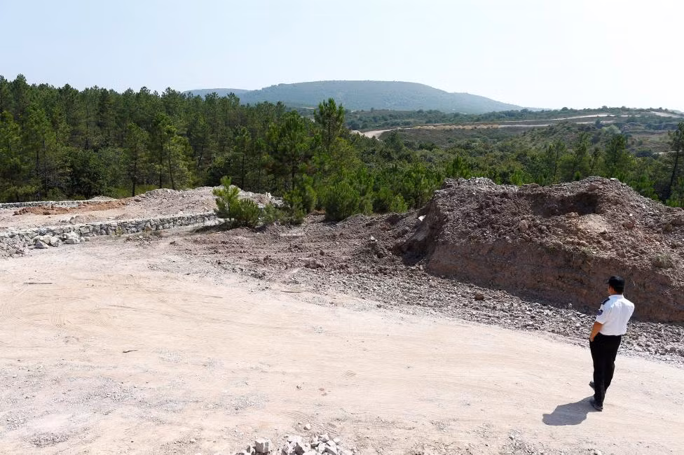 Một nhân viên an ninh Thổ Nhĩ Kỳ tuần tra trong khu nghĩa địa.