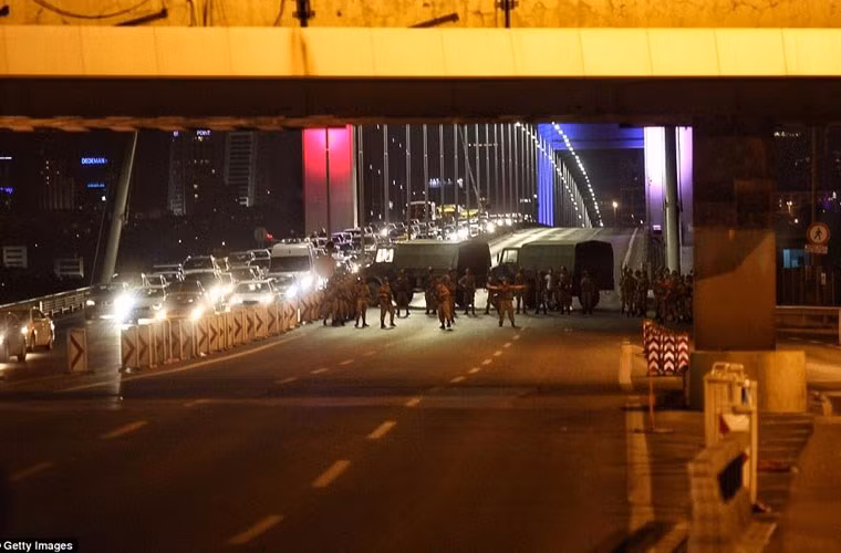 Trước đó, ngày 15/7, một phe phái quân sự đã tiến hành cuộc đảo chính nhằm lật đổ chính quyền của Tổng thống Recep Tayyip Erdogan. Tuy nhiên, cuộc đảo chính bị dẹp tan sau 5 giờ đồng hồ.