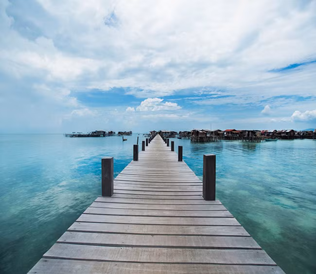 Tại đây, Réhahn nhờ một người dân địa phương dẫn tới khám phá cuộc sống hoang sơ của bộ tộc Bajau hay còn gọi là bộ tộc người “Digan trên biển” sinh sống.