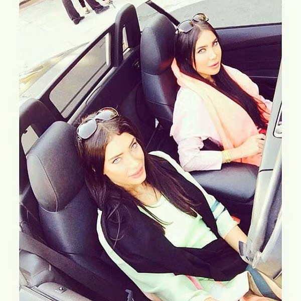 Hai tiểu thư nhà giàu ngồi trên chiếc xe hơi sang trọng.