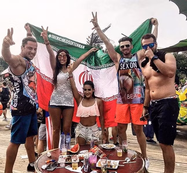 Một số thành viên của Hội con nhà giàu Tehran.