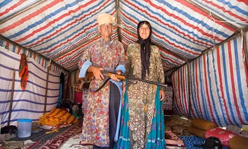 Ghazal và vợ ông, Tarkkenaz, sống khoảng nửa năm gần Koohmare Sorkhi - một làng cách thành phố Shiraz khoảng 50 km. Giống như nhiều người Qashqai, họ không chịu từ bỏ lối sống truyền thống của tổ tiên trong nhiều thế kỷ qua.