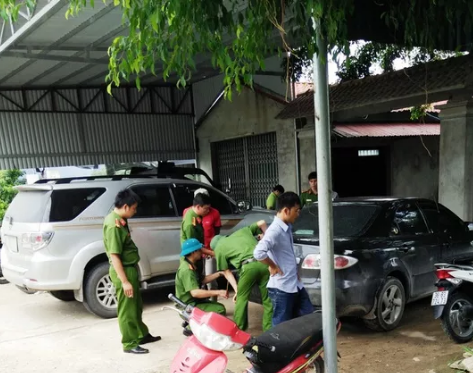 Cơ quan CSĐT Công an huyện Quảng Xương đang khám nghiệm hiện trường vụ việc.