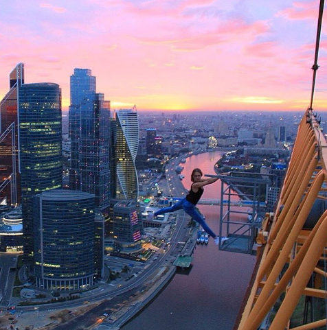 Nicolau dường như đang "tập thể dục" ở độ cao chót vót.