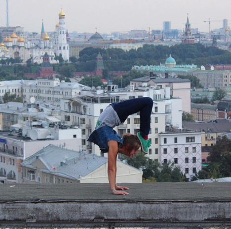Nicolau chụp ảnh một mình và cùng với bạn bè trên mép mái nhà, trên cầu và nhà cao tầng ở các nước khác nhau.
