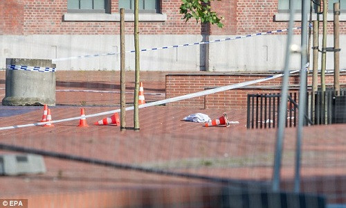 Cảnh sát Bỉ phong tỏa hiện trường vụ tấn công bằng dao hôm 6/8.