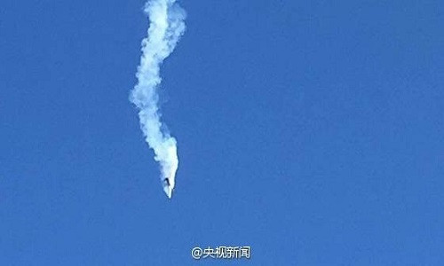 Máy bay mất kiểm soát khi đang lao xuống. Ảnh: Tân Hoa xã.