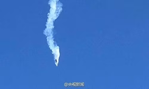 Máy bay mất kiểm soát khi đang lao xuống. Ảnh: Tân Hoa xã.