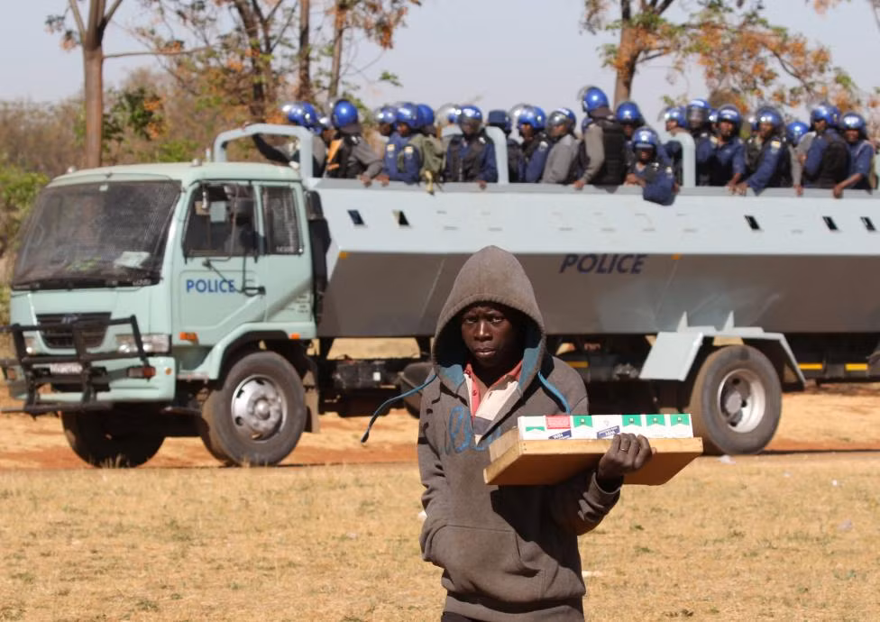 Hình ảnh trước khi cuộc đụng độ giữa người biểu tình và cảnh sát Zimbabwe xảy ra hôm 26/8.