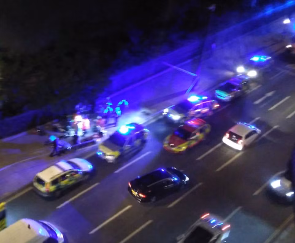 Cảnh sát và các nhân viên pháp y có mặt tại hiện trường sau vụ tấn công bằng dao ở Quảng trường Russell.