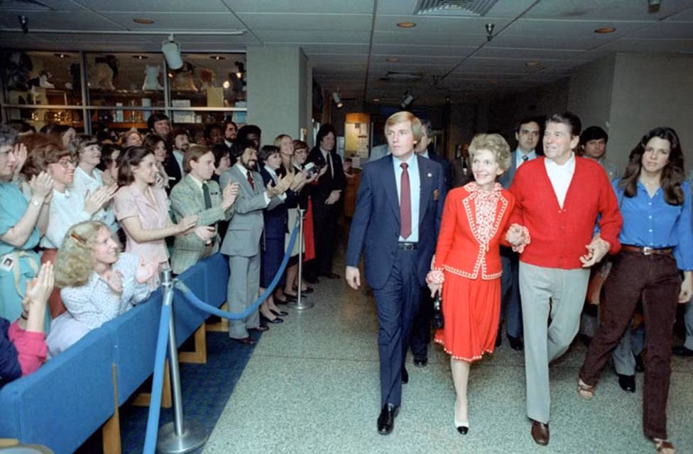 Tổng thống Reagan rời bệnh viện George Washington cùng vợ, bà Nancy Reagan, và con gái, Patti Davis, sau khi hồi phục ngày 11/4/1981.