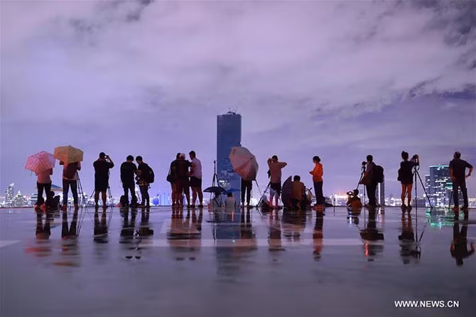 Nhiều người chọn những góc đẹp và ghi lại hình ảnh tòa MahaNakhon. Ảnh: THX.