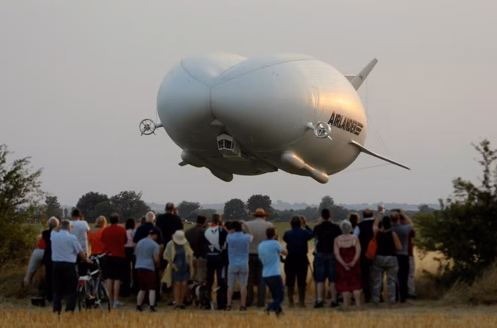 Rất đông người tập trung tại phi trường Cardington để theo dõi chuyến bay đầu tiên của chiếc Airlander 10.