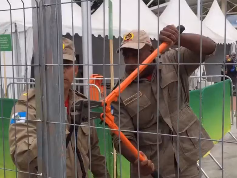 Chìa khóa của một cửa chính tại sân vận động Maracana, Brazil, bị mất hôm 4/8 khiến các nhân viên phải sử dụng máy cắt để phá ổ khóa.