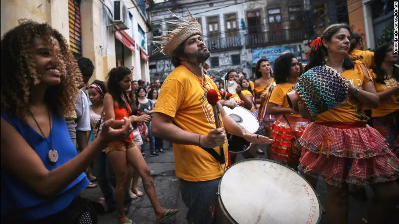 Âm nhạc: Lễ hội đường phố với tiếng trống và điệu nhảy sôi động diễn ra trên khắp quốc gia Châu Mỹ này.