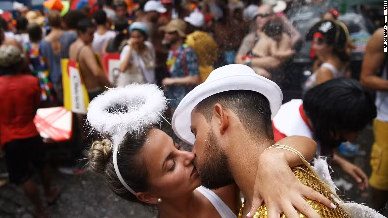 Tại Brazil, người ta không ngại ngùng trao nhau những nụ hôn. Dù là những người lạ mặt, họ cũng có thể chào nhau bằng nụ hôn.