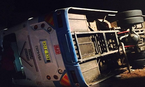 Chiếc xe buýt lật nhào ở Kenya khiến nhiều người thương vong.