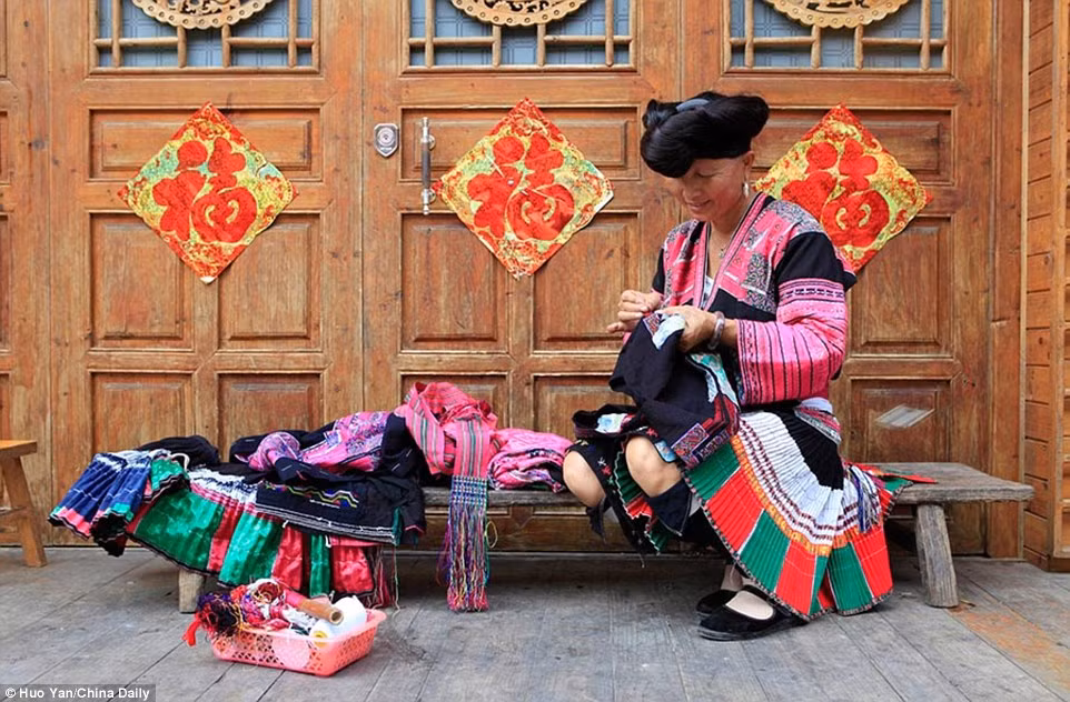 Đa số phụ nữ Dao làm các công việc như biểu diễn trong đoàn kịch địa phương hoặc bán quần áo, chăn màn cho khách du lịch.