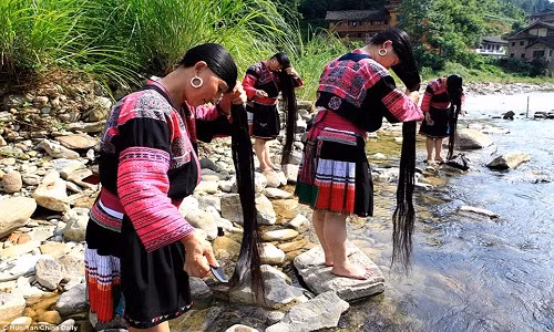 Bí quyết để họ có thể nuôi được mái tóc dài, khỏe và bóng mượt như vậy đó chính là sử dụng nước gạo và nước từ một con sông gần làng để gội đầu.