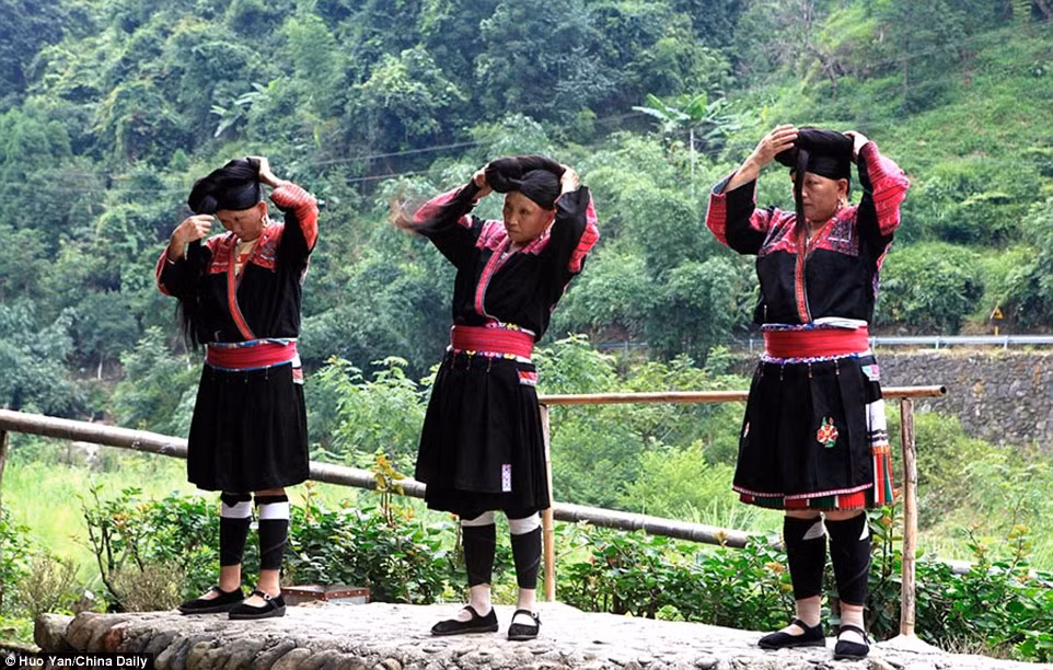 Khoảng 400 người trong 78 gia đình đang sinh sống tại làng Huanglo và duy trì nét văn hóa truyền thống.