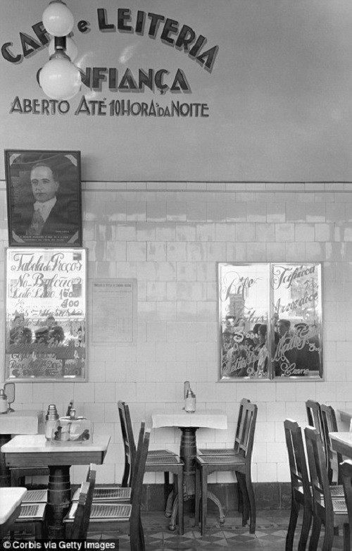 Khung cảnh bên trong quán cà phê Leiteria.