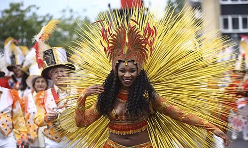 Thêm một bộ trang phục độc đáo trong lễ hội.