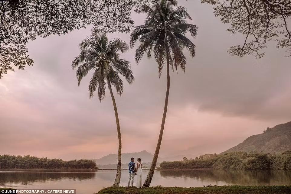 Khoảnh khắc hạnh phúc yên bình trong bức ảnh cưới chụp lúc hoàng hôn ở Kaneoha, Oahu, Hawaii (Mỹ).