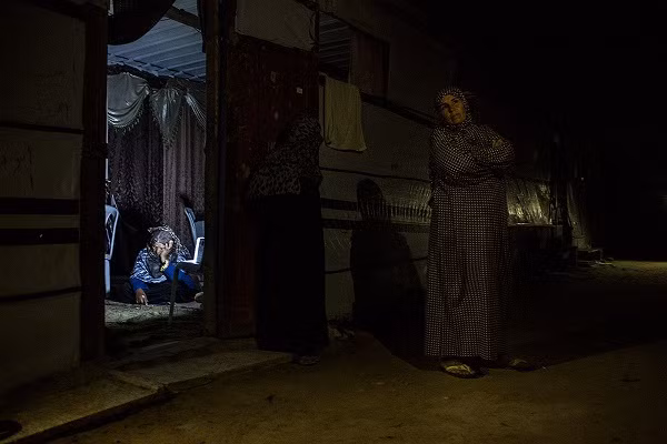 Gia đình này đang sử dụng đèn LED để hoàn thành nốt công việc trong lúc bị cắt điện.