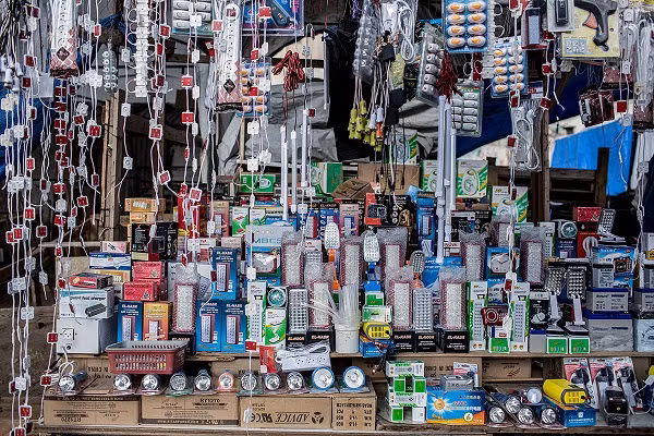 Rất nhiều chiếc đèn LED được bày bán tại một khu chợ ở thành phố Gaza.