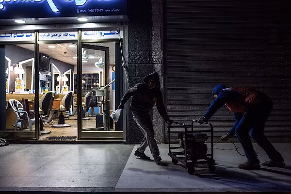 Nhiều người kinh doanh chấp nhận trả thêm chi phí nhiên liệu để sử dụng máy phát điện.