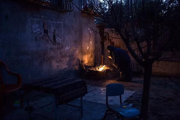 Umm Abd al-Nemer, 30 tuổi, chuẩn bị cà phê vào lúc mặt trời lặn ở al-Moghraka, miền trung Dải Gaza.