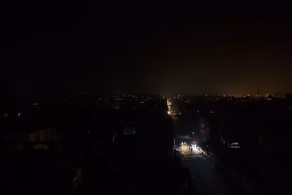 Các khu dân cư ở Dải Gaza thường chìm trong bóng tối.