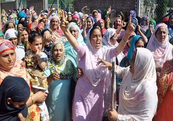 Hàng trăm cảnh sát Ấn Độ đã được triển khai tại Srinagar để bảo đảm việc thực thi các lệnh hạn chế này.