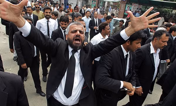 Một luật sư Pakistan hô vang khẩu hiệu trong một cuộc biểu tình lên án vụ đánh bom liều chết ở Quetta hôm 8/8.