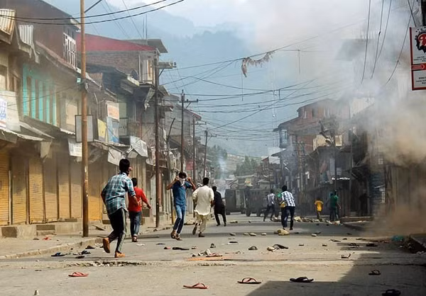 Nhiều người biểu tình ném gạch, đá vào lực lượng an ninh buộc cảnh sát phải dùng hơi cay và súng đạn.