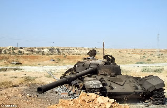 Một chiếc xe tăng bị đốt cháy trong cuộc giao tranh giữa lực lượng nổi dậy và quân đội Syria tại Aleppo.