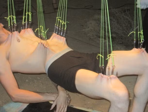 Bức ảnh này tạo cảm giác đau đớn cho người nhìn.