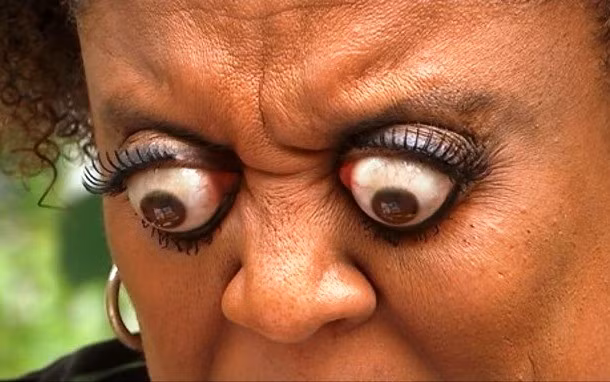 Đôi mắt đặc biệt của người phụ nữ.