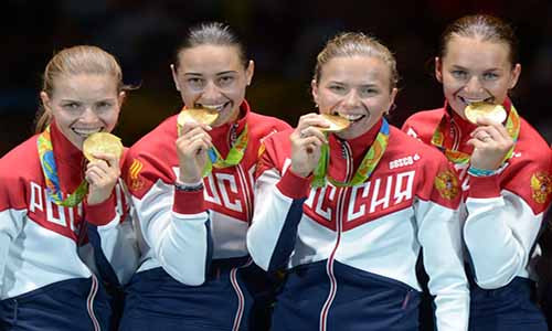 Vận động viên đội tuyển Nga giành huy chương Vàng nhóm đấu kiếm nữ tại Olympic Rio 2016.
