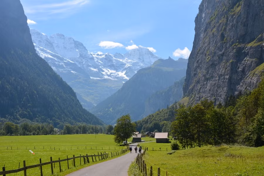 Con người trở nên nhỏ bé khi đi giữa thung lũng Lauterunnen ở Thụy Sĩ.