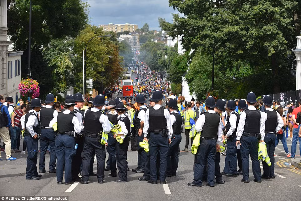 Đông đảo cảnh sát Anh được triển khai trên đường phố để đảm bảo an ninh cho lễ hội Notting Hill Carnival.