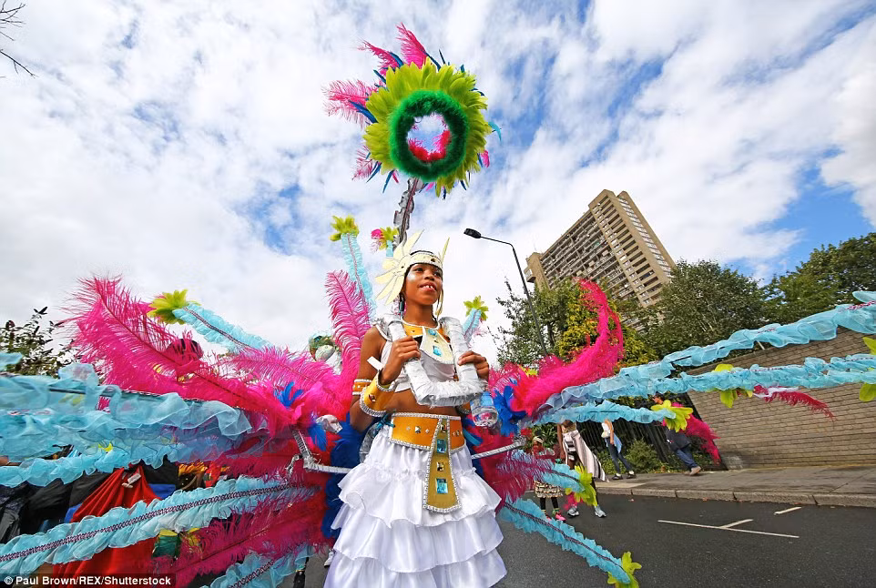 Bộ trang phục cầu kỳ đầy màu sắc trong lễ hội.