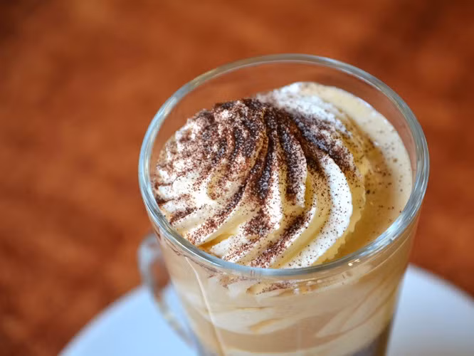Cà phê Wiener Melange ở Áo: Tương tự như cappuccino, thức uống này bao gồm espresso ở dưới cốc, ở trên phủ lớp sữa, bọt sữa, đôi khi có cả kem và bột ca cao. (ảnh: Shutterstock).
