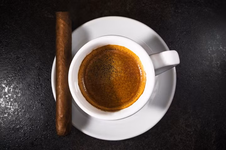 Cà phê Cubano của Cuba mang hương vị mạnh mẽ của espresso pha với đường. (ảnh: Shutterstock).